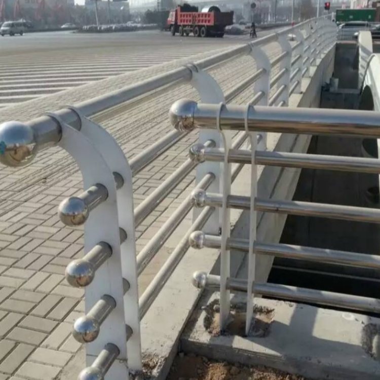 烟台青年路桥梁护栏工程